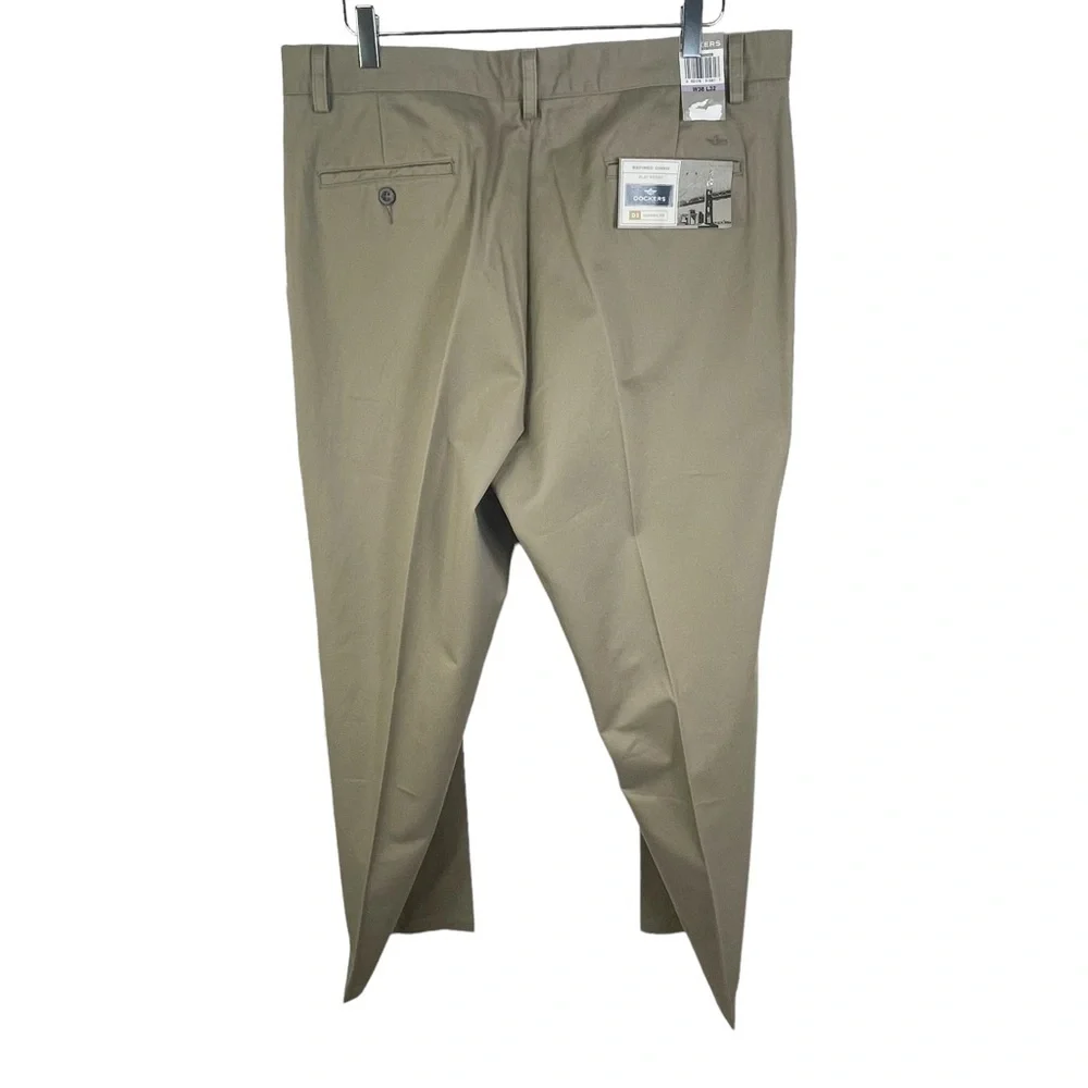 NWT Dockers Refined Chino Flat Front D3 Classic Fit Khaki Size 38W/32L
